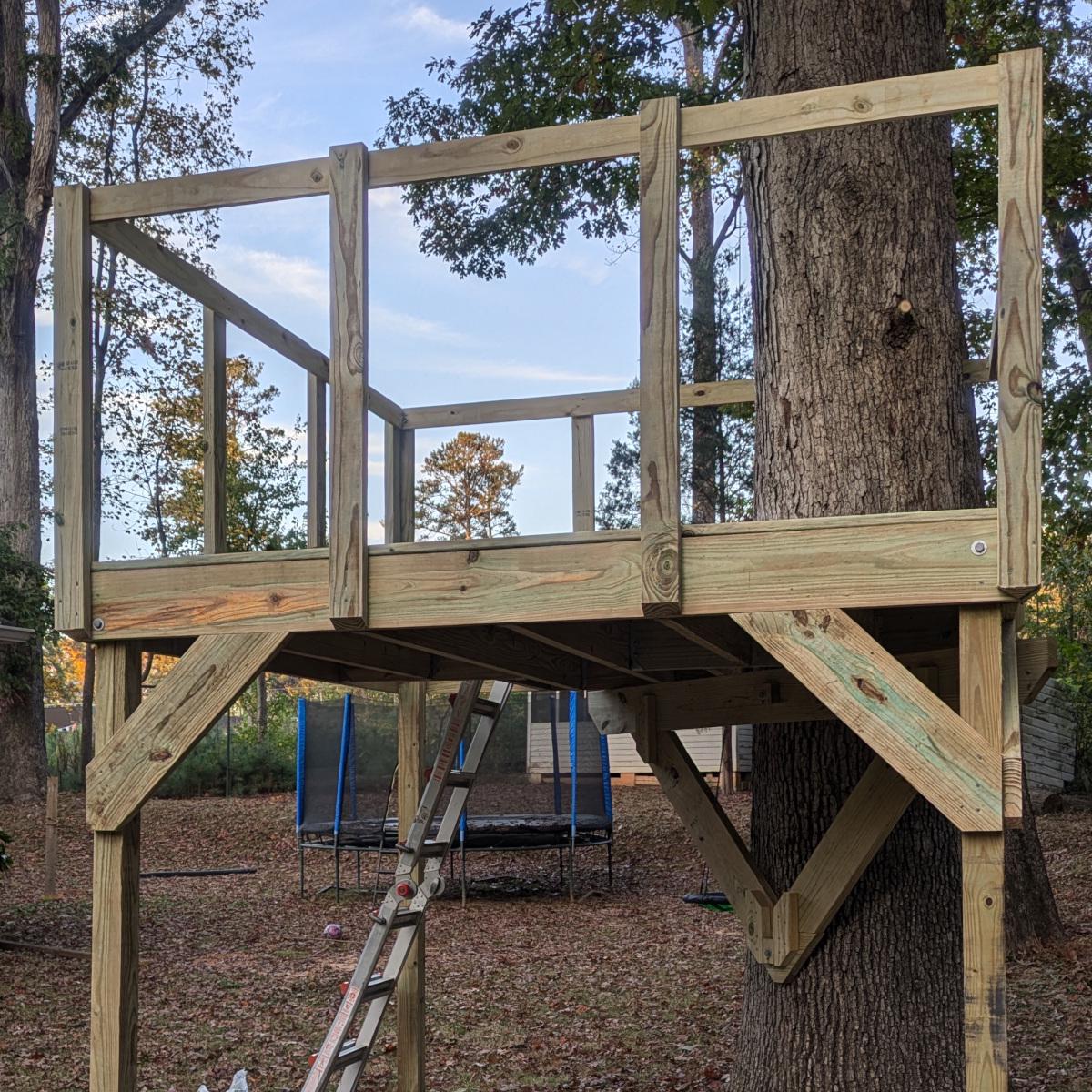 The 2x4 balusters attached to the treehouse ,with the 1x4 banisters connecting their tops. The 2x2 balusters between the 2x4s are not yet in place.